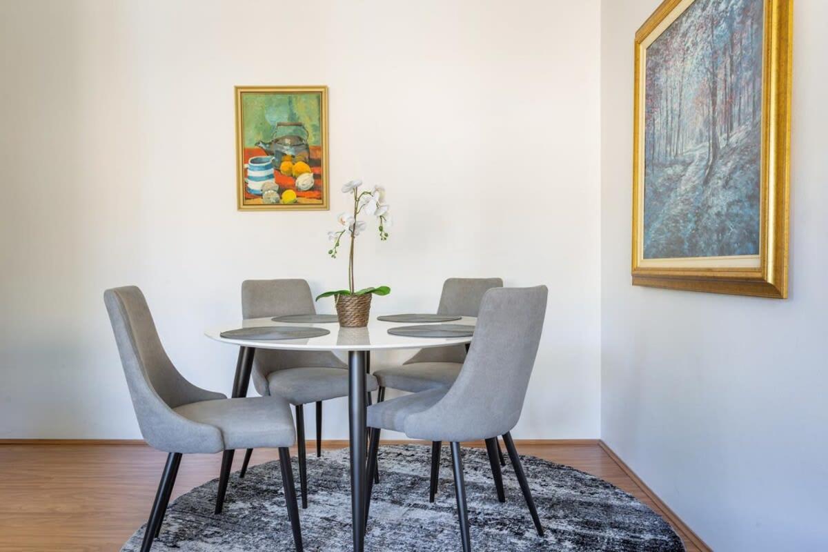 Unit With Balcony Backyard And Parking Near Shops